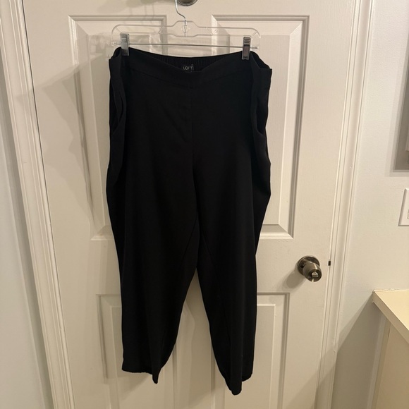 Loft Pull-On tapered leg- light weight black pants - Picture 1 of 3
